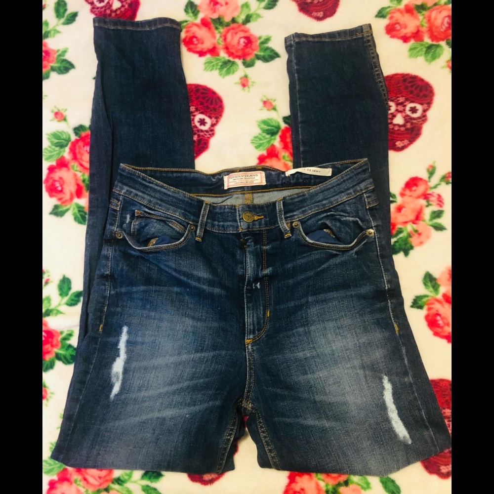 *Guess* Great condition - Skinny leg Jeans, distressed Size 30!